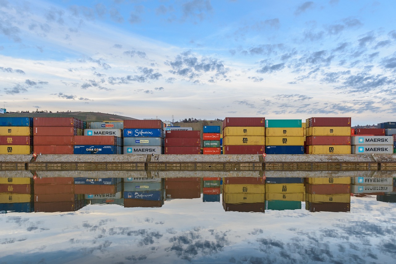 Contenedores en terminal portuaria