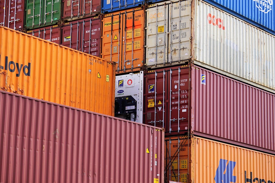 Contenedores de carga apilados