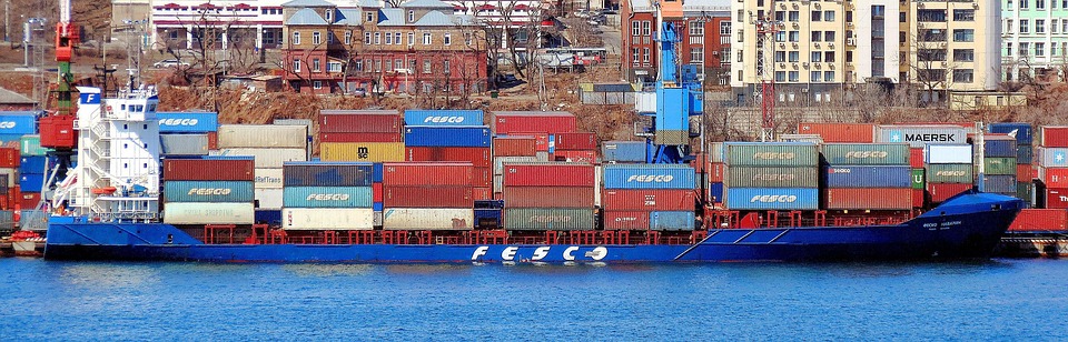 Buque portacontenedores en alta mar